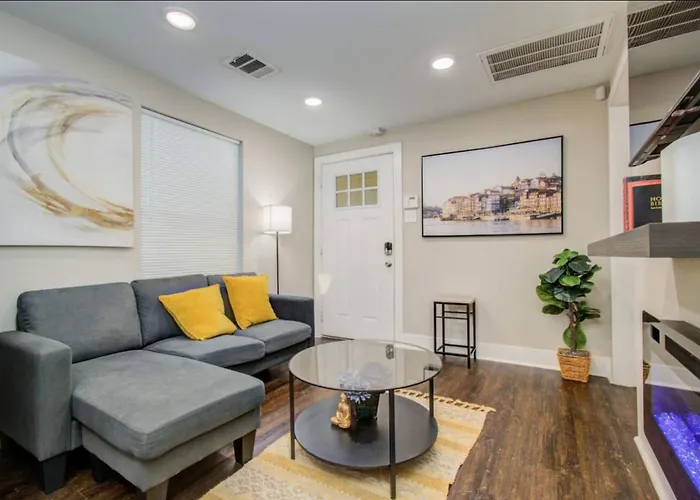 Houston Townhouse-Two Bedroom