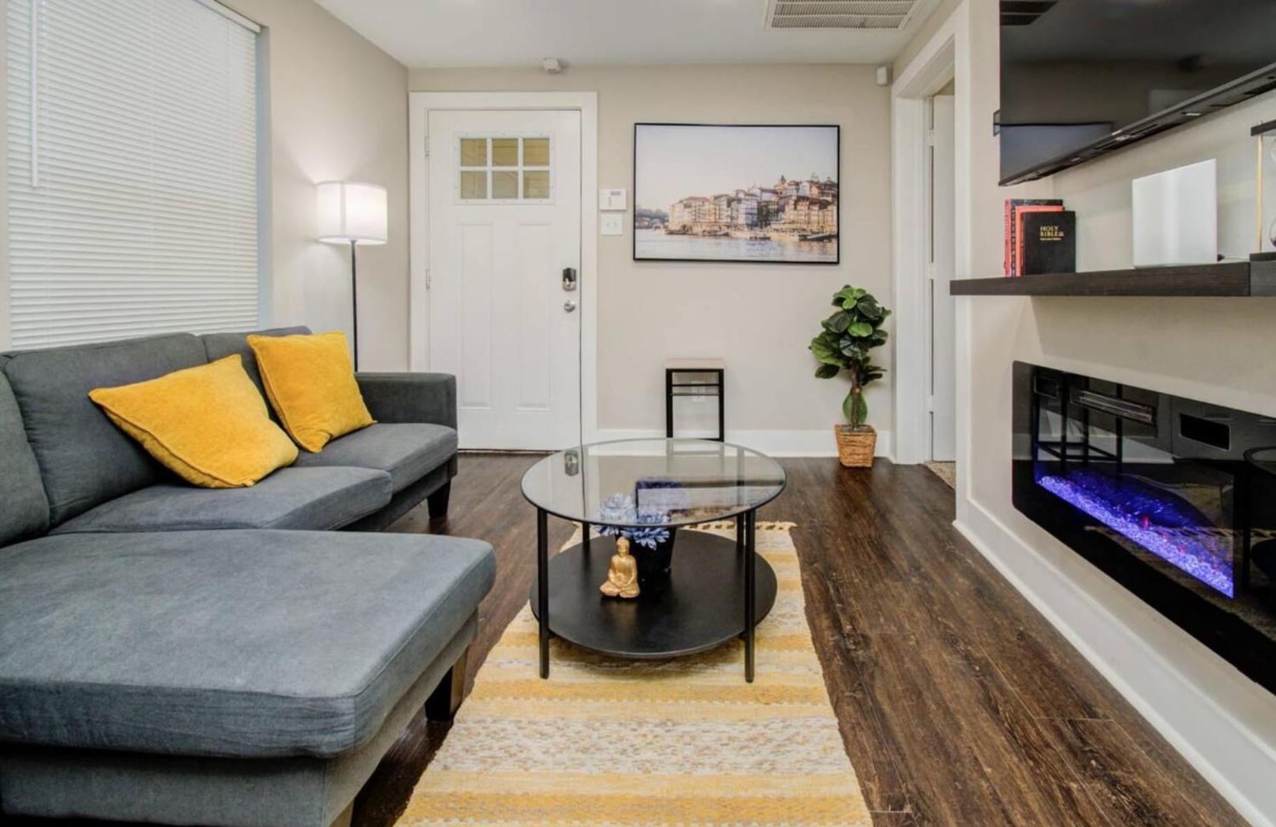 Townhouse-two Bedroom * Houston